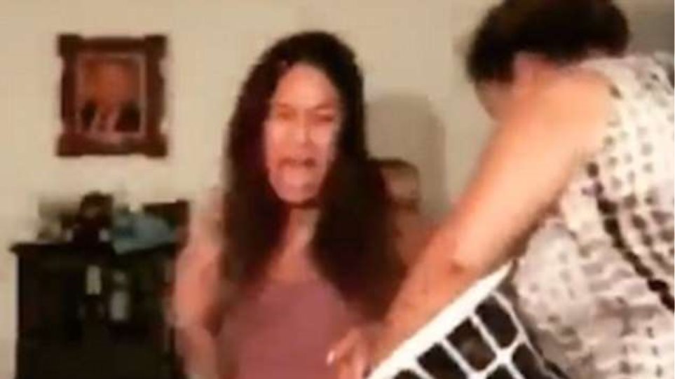 Βίντεο: Έκαναν twerking και τις... άρχισε η μητέρα τους στις «παντοφλιές»