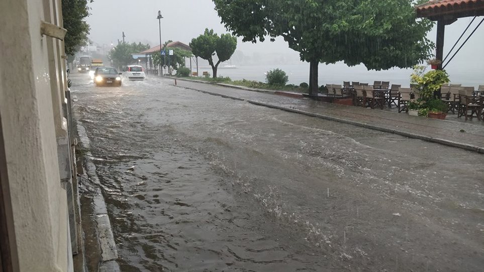 Καταστροφικό μπουρίνι στον Βόλο: Πλημμύρες, εγκλωβισμένα αυτοκίνητα και δέντρα πεσμένα