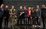 Θέατρο με πολιτικούς στη Γερμανία -Απαντούν επί σκηνής σε υβριστικές επιστολές πολιτών