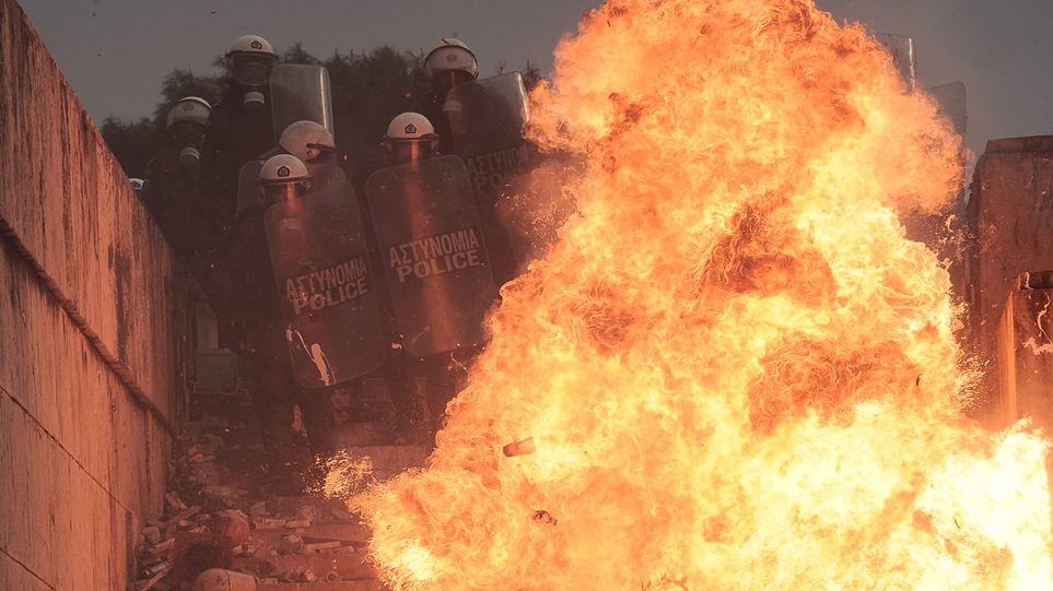 Χαμός στην Αθήνα: Άγρια επεισόδια, μαχαίρωμα και λιπόθυμα παιδιά από χημικά