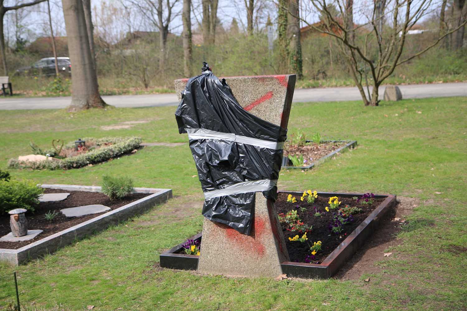 Γερμανία: Βανδάλισαν 2 τάφους αστυνομικών ζωγραφίζοντας σβάστικες στο Βερολίνο