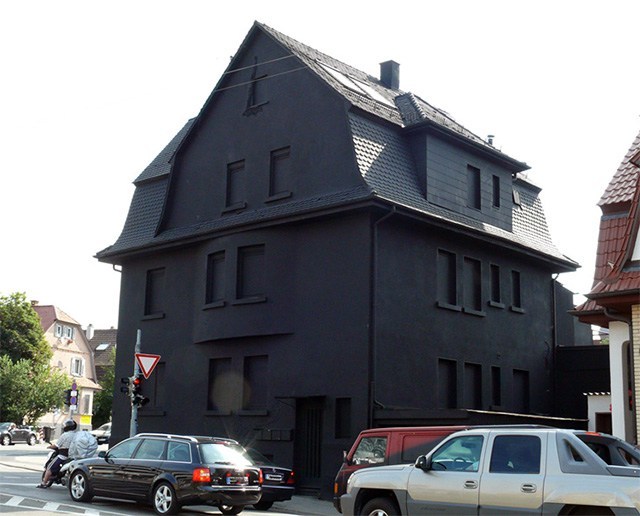 Γερμανία: Το Μαύρο Σπίτι που έγινε viral