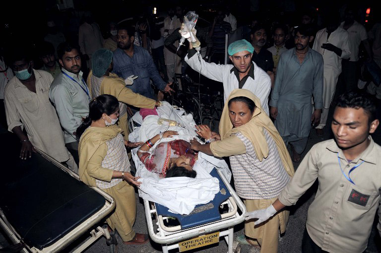 71 νεκροί από βόμβα στο Πακιστάν - Συγκλονίζουν οι εικόνες