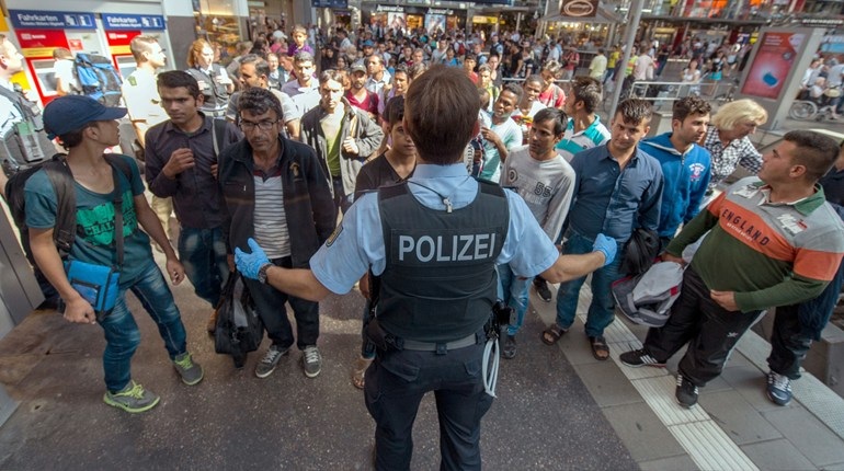 Η Γερμανία απειλεί με 100.000 Απελάσεις