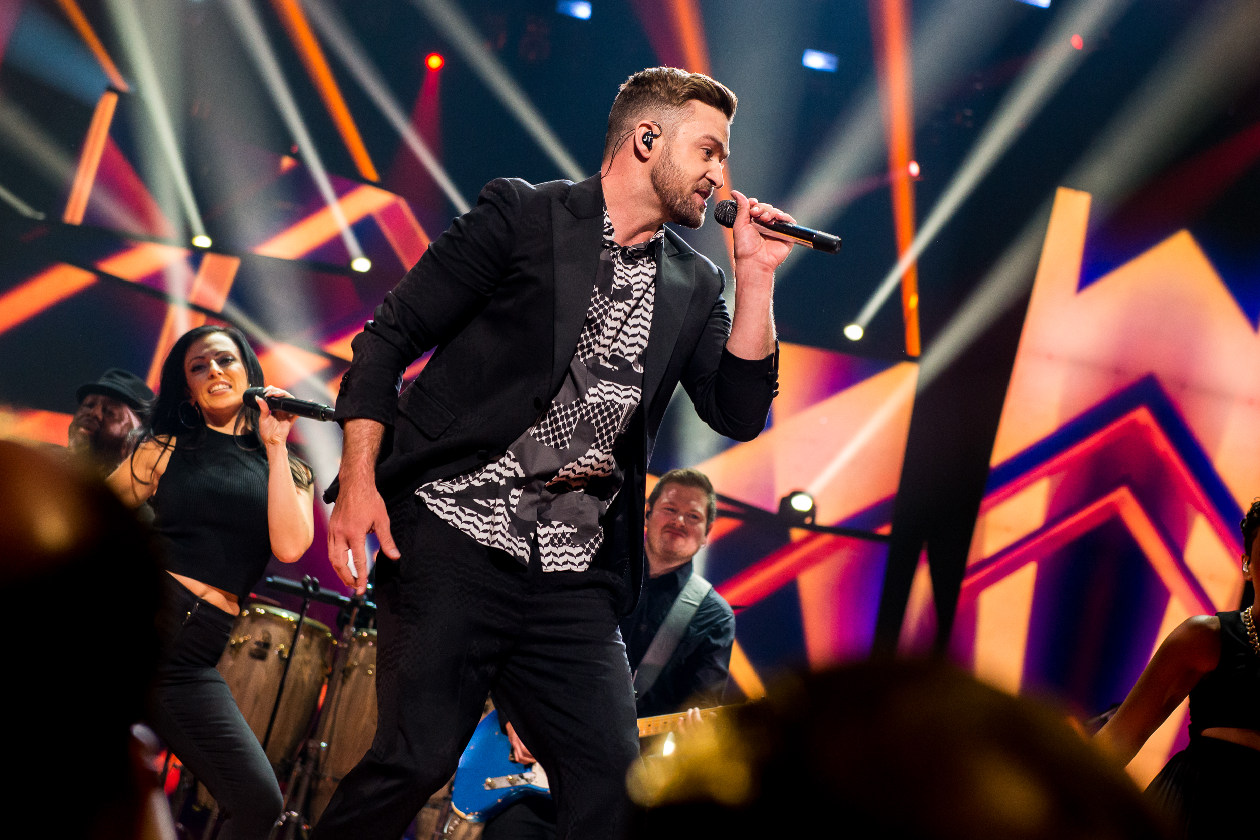 Τζάστιν Τίμπερλεικ-Η έκπληξη της Eurovision τα... "έσπασε" πάνω στη σκηνή (βίντεο)