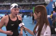 Κινέζα κολυμβήτρια δεν είχε καταλάβει πως κέρδισε μετάλλιο και παθαίνει σοκ όταν της το λέει η δημοσιογράφος