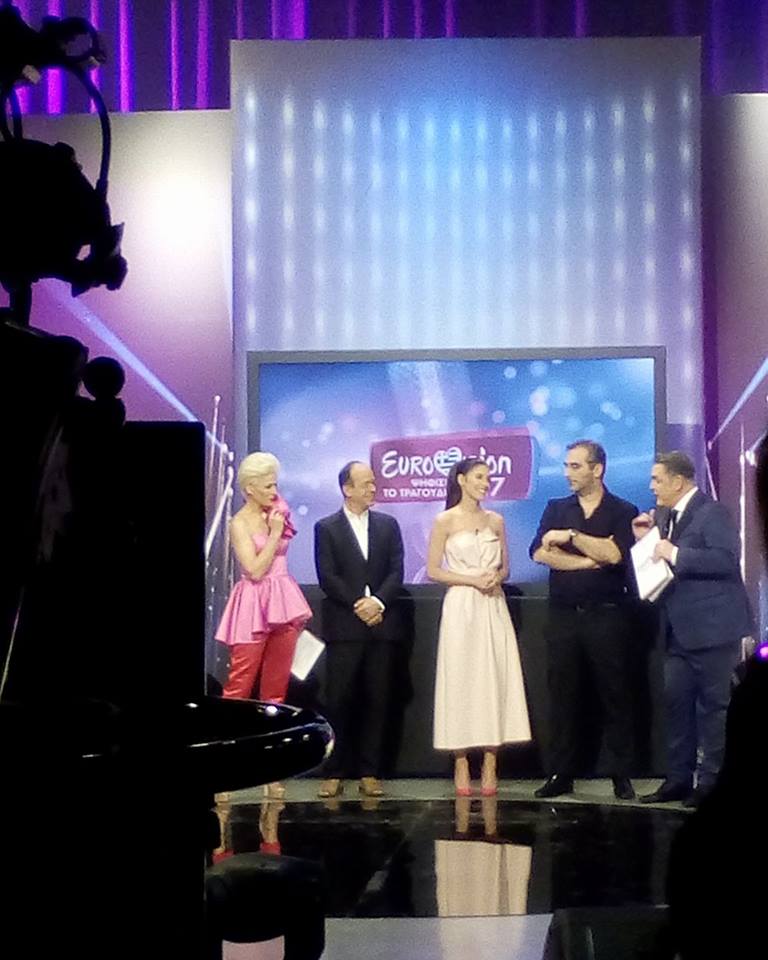 Ελληνικός τελικός Eurovision 2017: Η έναρξη και η… κιτς εμφάνιση της παρουσιάστριας!