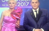 Eurovision 2017: «Κλαίει» όλο το twitter με τα ρούχα της παρουσιάστριας