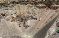 Ατρόμητος Γερμανός περπάτησε σε τεντωμένο σχοινί πάνω τον κρατήρα ενεργού ηφαιστείου