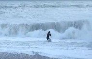 Βίντεο: Η δραματική στιγμή που γυναίκα βουτά στα άγρια κύματα για να σώσει το σκύλο της