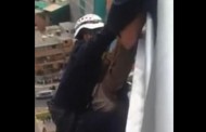 Βίντεο-σοκ: Αυτόχειρας γλιστράει από τα χέρια διασώστη και πέφτει από τον 15ο όροφο κτηρίου