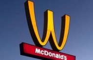 Τα McDonald's αναποδογύρισαν το «Μ» και τιμούν τη Μέρα της Γυναίκας