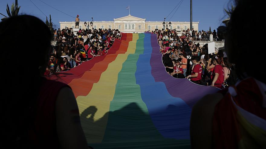 Στα χρώματα του Athens Pride 2018 η ελληνική Βουλή! Χαμός στην Αθήνα (Εικόνες- Βίντεο)