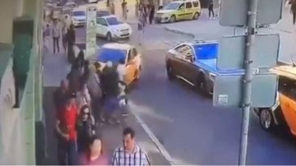 Βίντεο σοκ: Δείτε τη στιγμή που ταξί πέφτει πάνω σε πλήθος φιλάθλων στη Μόσχα!