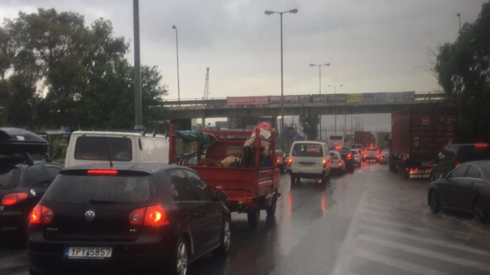 Έκλεισε η εθνική οδός Αθηνών-Κορίνθου - Εγκλωβισμένοι εκατοντάδες οδηγοί