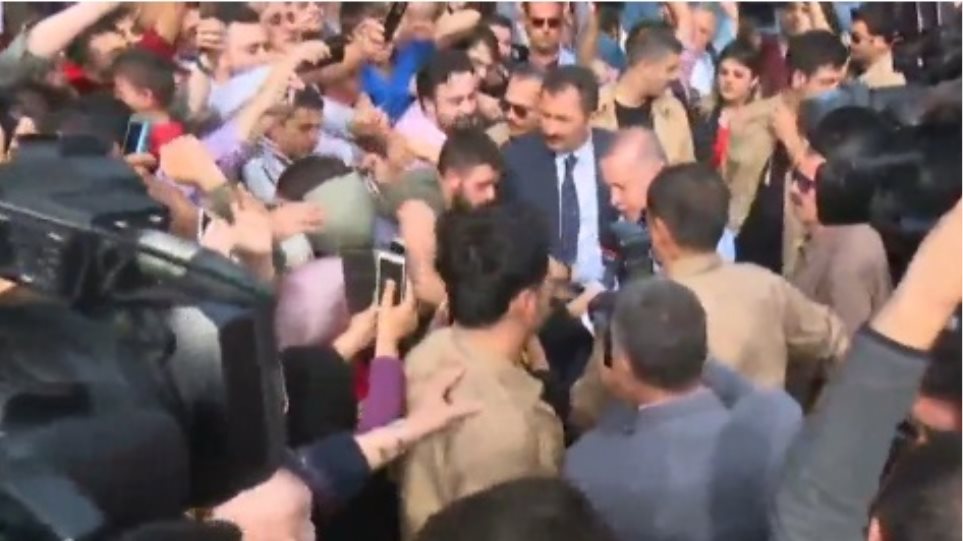 Βίντεο... απείρου κάλλους από την Τουρκία: Φιλούν τα χέρια του Eρντογάν!