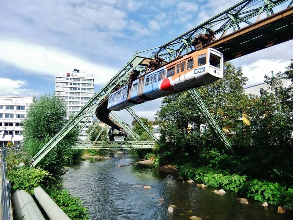 Wuppertal: Εδώ ο κόσμος μετακινείται εναέρια για να πάει στη δουλειά