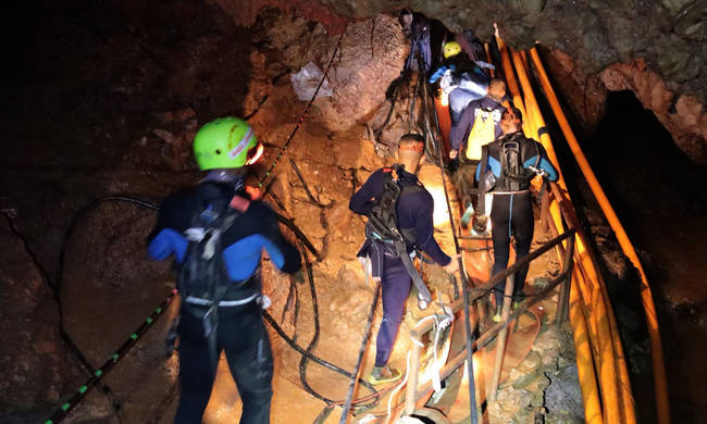 Ταϊλάνδη: Τέσσερα αγόρια διασώθηκαν από το σπήλαιο - Σταματά για 10 ώρες η επιχείρηση