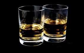 Ποσότητα αλκοόλ: Πότε ξεπερνά το νόμιμο όριο για οδήγηση σε Ελλάδα και Γερμανία