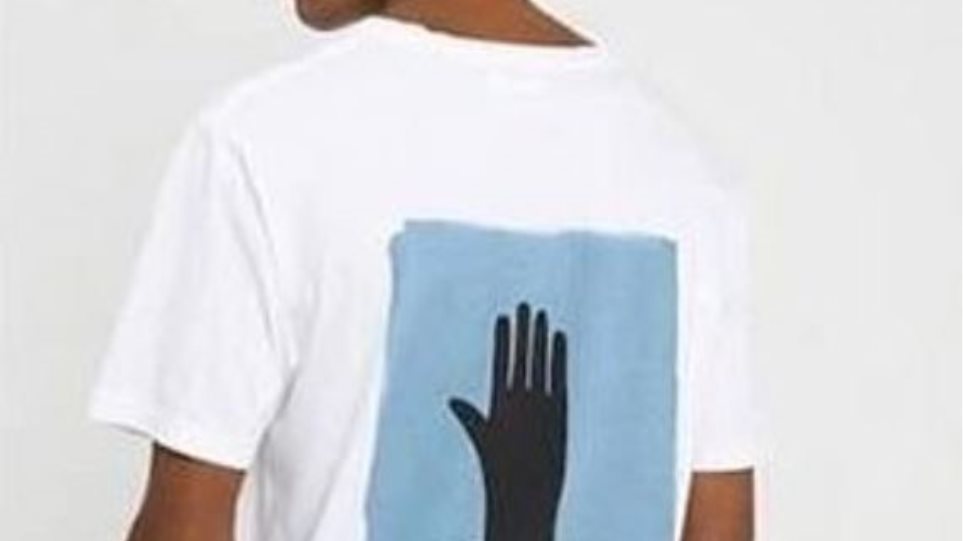 Γερμανία: Σάλος με T-shirt εταιρείας με μαύρο χέρι που αναδύεται από το νερό